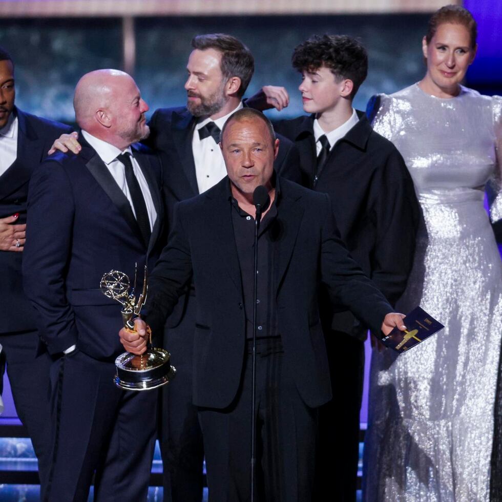 Stephen Graham junto con el resto del reparto recogió el Emmy a la Mejor miniserie durante la ceremonia de entrega de los Emmy celebrada en Los Ángeles, California, Estados Unidos. EFE/ Allison Dinner