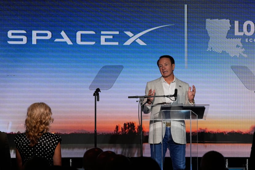 El gobernador de Luisiana, Jeff Landry, habla durante un evento con SpaceX en el que se anunció un acuerdo para construir un nuevo puerto espacial en su estado, el martes 25 de agosto de 2026, en Abbeville, Luisiana. (Foto AP/Gerald Herbert)