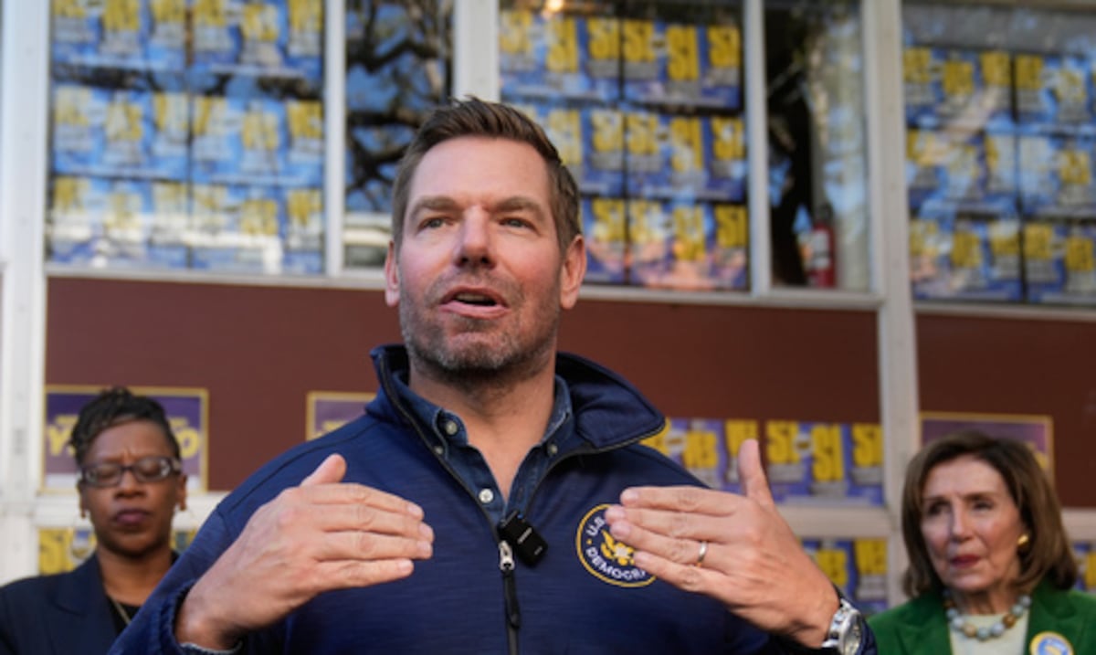 Swalwell y Gonzales oficializaron sus renuncias al Congreso antes de ser expulsados
