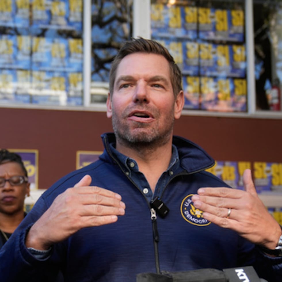 El cargo paga $242,000 al año, pero proporciona una plataforma política nacional posiblemente más valiosa y la capacidad de intervenir en el comercio, el clima y otros asuntos mundiales.