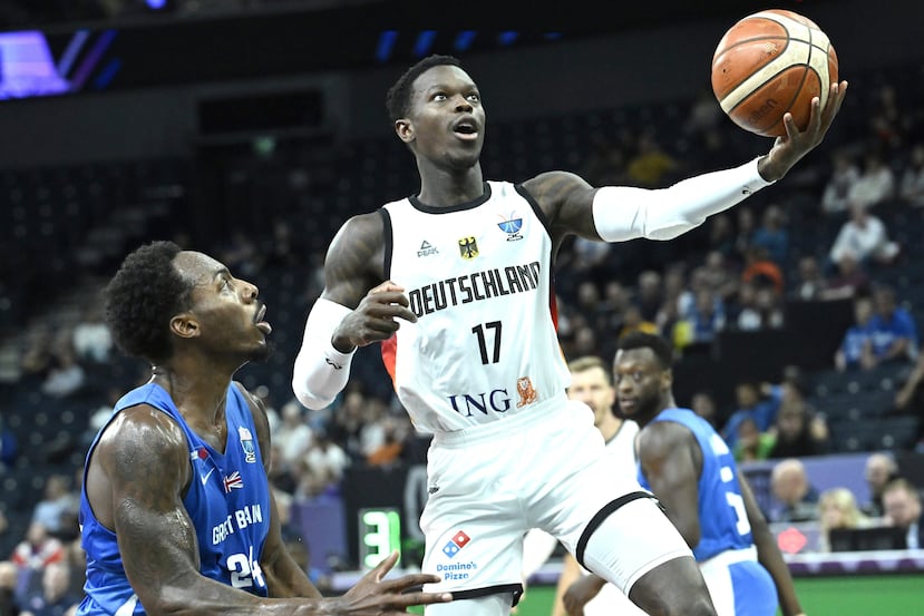 Dennis Schroede (17) no es un defensor de primer nivel, pero muestra un esfuerzo que los Kings no han tenido en el lado defensivo.