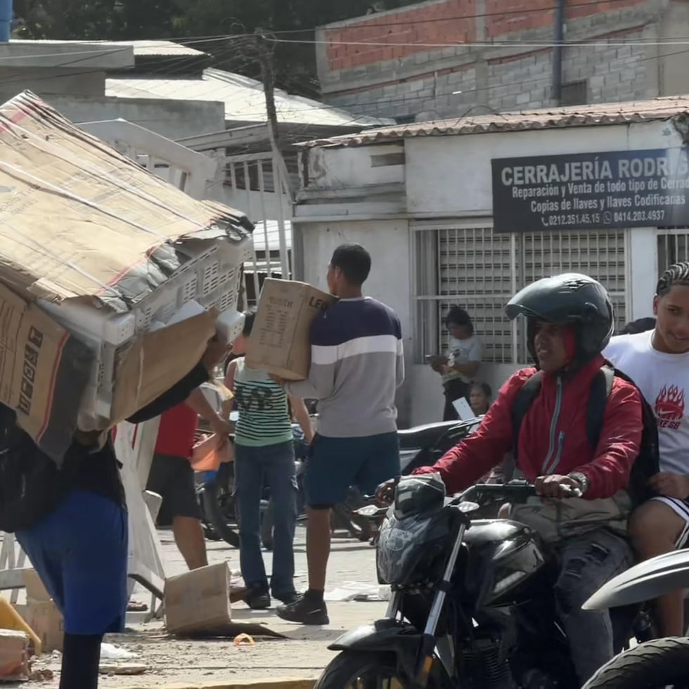 Decenas de personas saquearon, el 25 de junio de 2026, negocios ubicados en la localidad venezolana de La Guaira, en el norte del país.