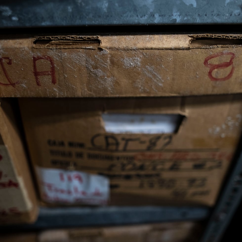 Cajas afectadas por hongos en el Archivo General, vistas durante una visita de El Nuevo Día a las instalaciones en enero de 2024.