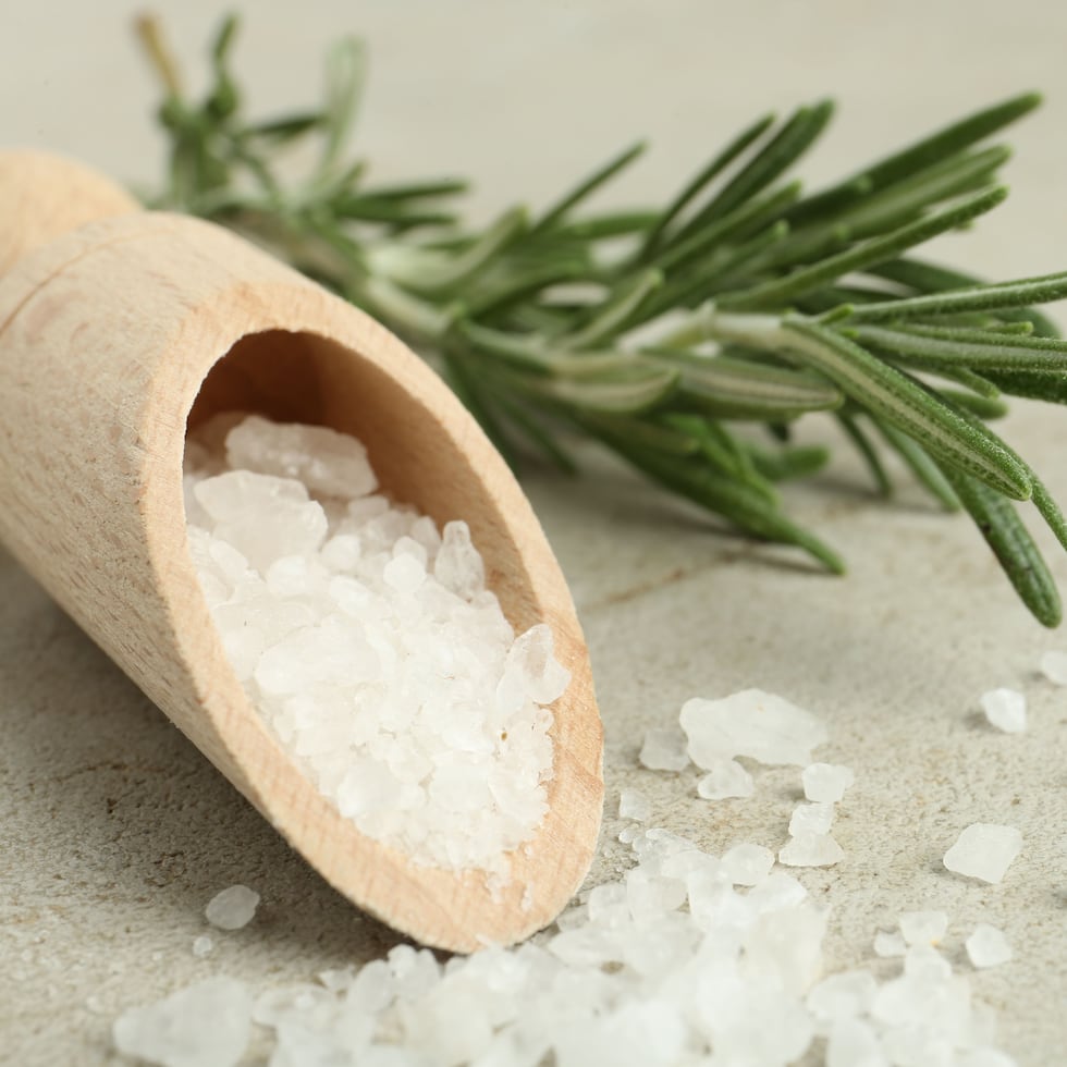 La sal, con su capacidad para absorber la humedad y los malos olores, evita que los espacios se sientan cargados. El romero, en tanto, libera un aroma herbal fresco que evoca orden, limpieza y bienestar.