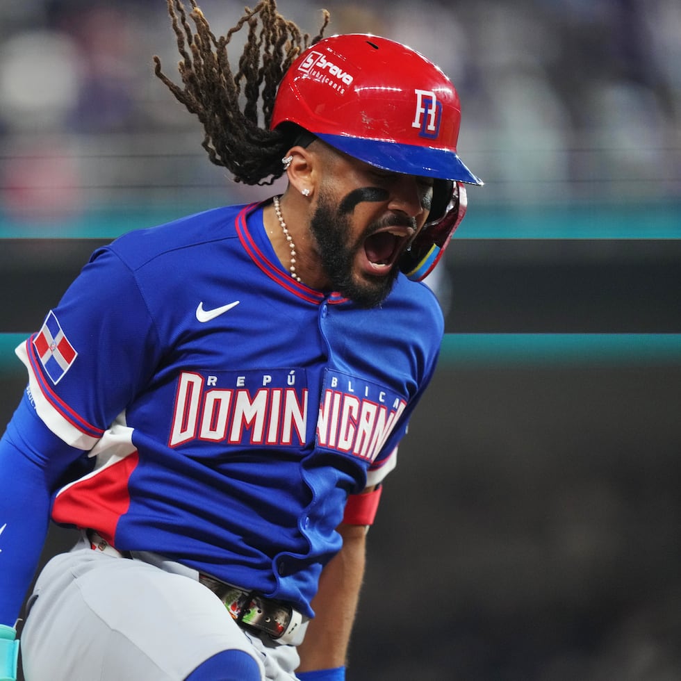 El dominicano Fernando Tatis festeja tras pegar un jonrón de tres carreras ante Venezuela.