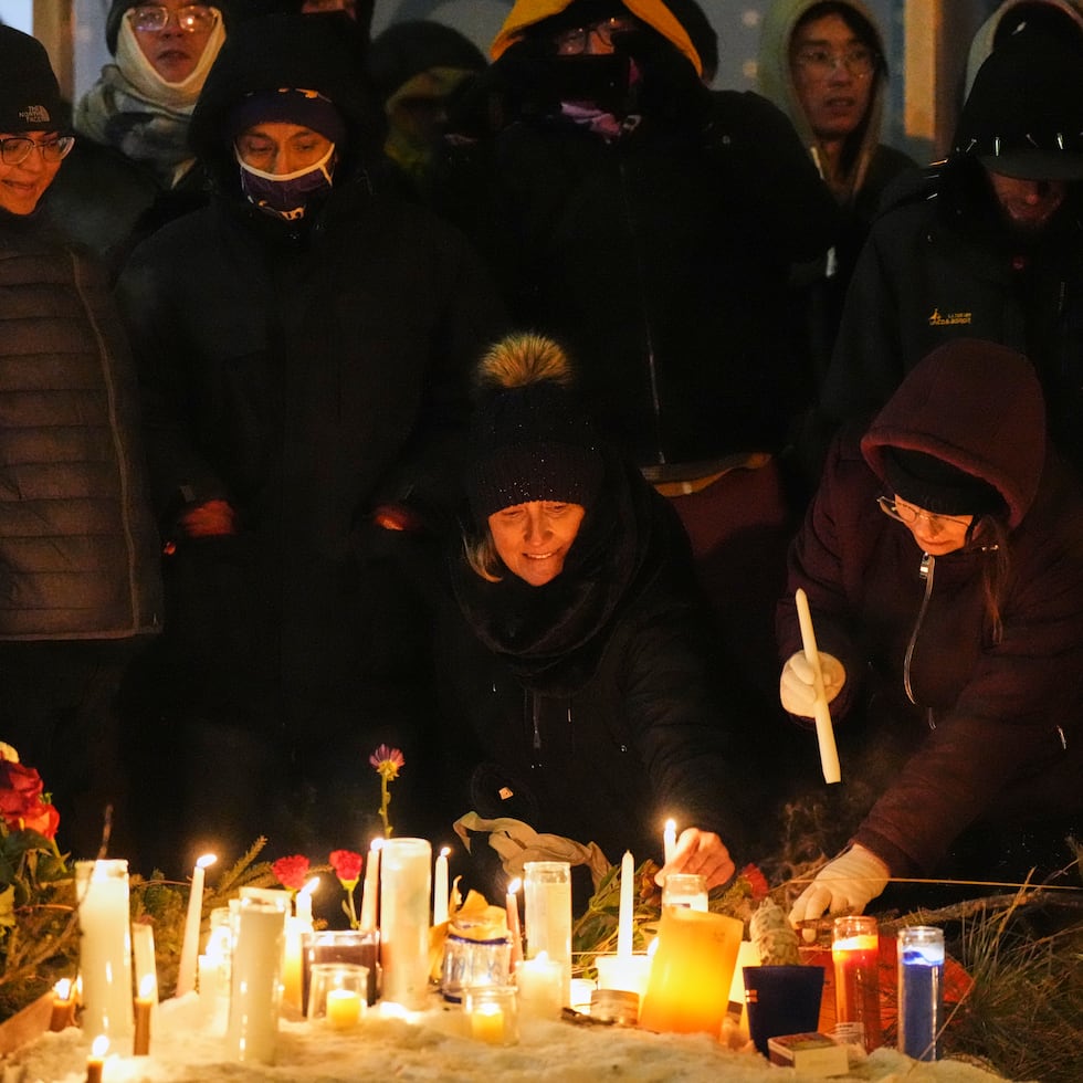 Una sociedad se mide por cómo protege a quienes no pueden protegerse, escribe Sonia Ivette Vélez Colón. En la foto vigilia de tributo póstumo a Alex Pretti, ultimado en Minnesota (AP Photo/Adam Gray)