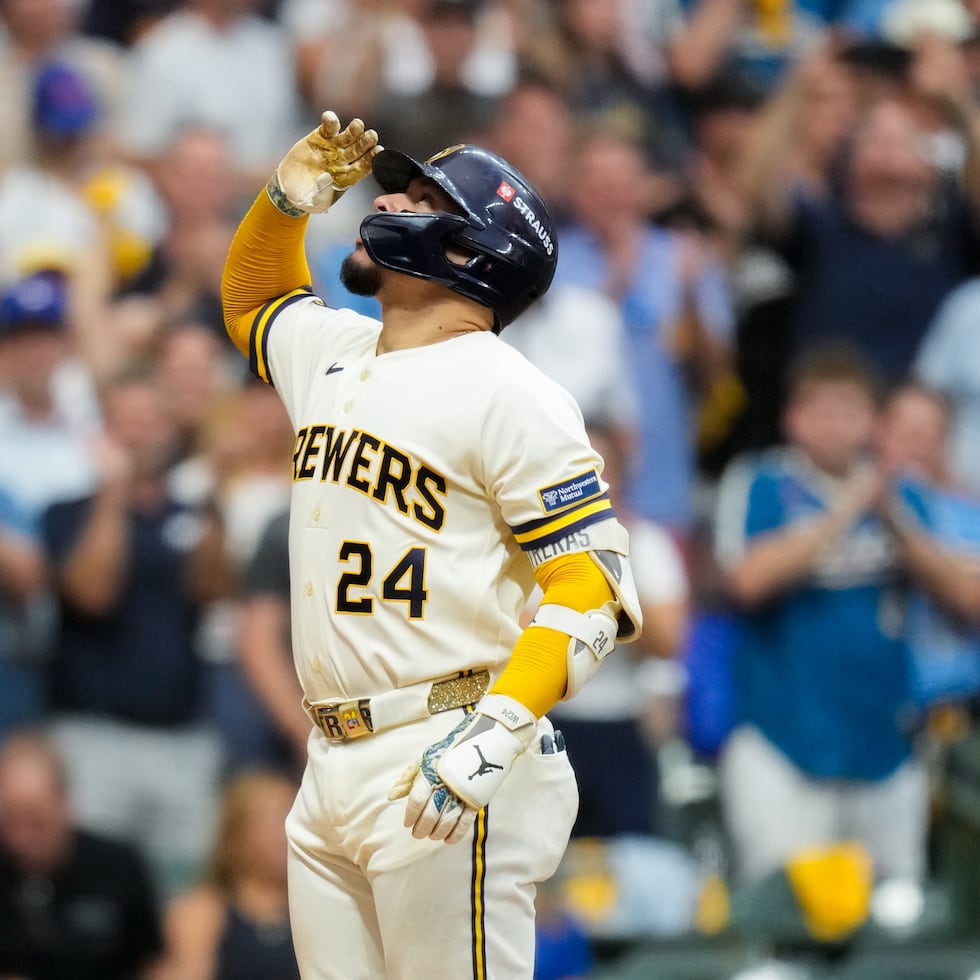 William Contreras, de los Cerveceros de Milwaukee, celebra su cuadrangular solitario durante la quinta entrada del Juego 2 de la Serie de Campeonato de la Liga Nacional contra los Dodgers de Los Ángeles, el lunes 12 de octubre de 2026, en Milwaukee. (AP Foto/Ashley Landis)
