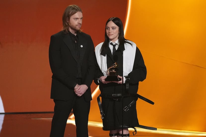 Finneas, a la izquierda, y Billie Eilish aceptan el premio a la canción del año por "Wildflower" durante la 68.a edición anual de los Premios Grammy el domingo 1 de febrero de 2026, en Los Ángeles. (Foto AP/Chris Pizzello)
