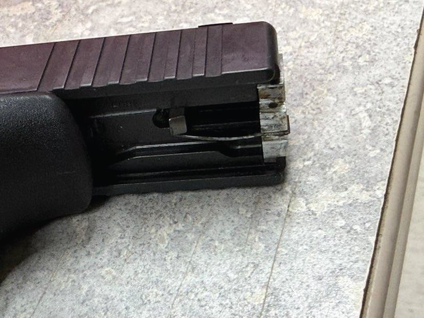 EL FBI indicó que una de las pistolas ocupadas mostraba una alteración ilegal para que disparara de forma automática.