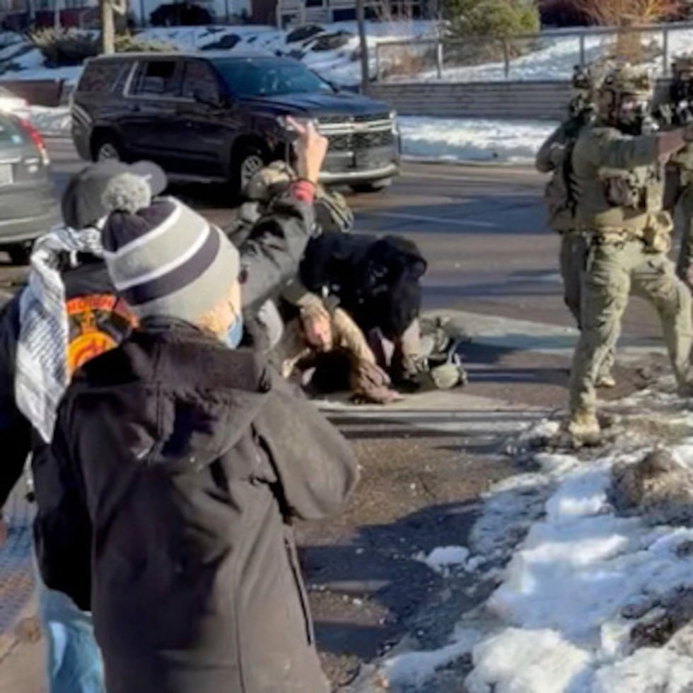 Esta imagen, tomada de un video de Max Shapiro, muestra a Alex Pretti (centro, izquierda) forcejeando con agentes federales de inmigración en Minneapolis, el 13 de enero de 2026.