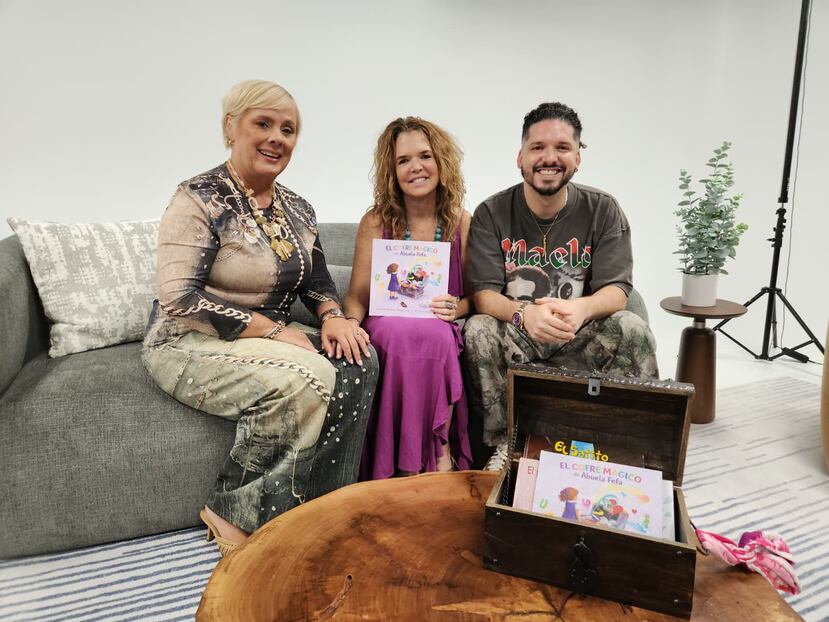 Susana Santiago, directora de mercadeo de Plaza Del Caribe, junto a los escritores Frances Bragan y PJ Sin Suela.