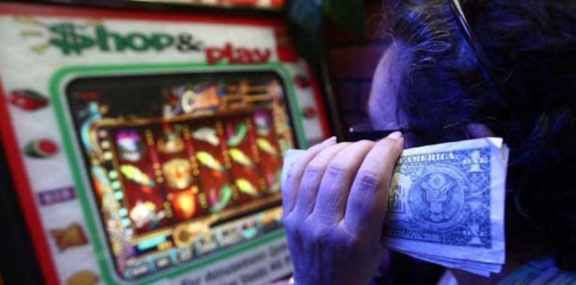 “Siempre he estado opuesto a la legalización de estas máquinas de juego de azar fuera de los casinos certificados. No veo la razón de la insistencia de continuar creando una sociedad de juego justificado por las ansias desmedidas de seguir gastando dinero de un pueblo cada vez menor”, puntualizó Aponte.