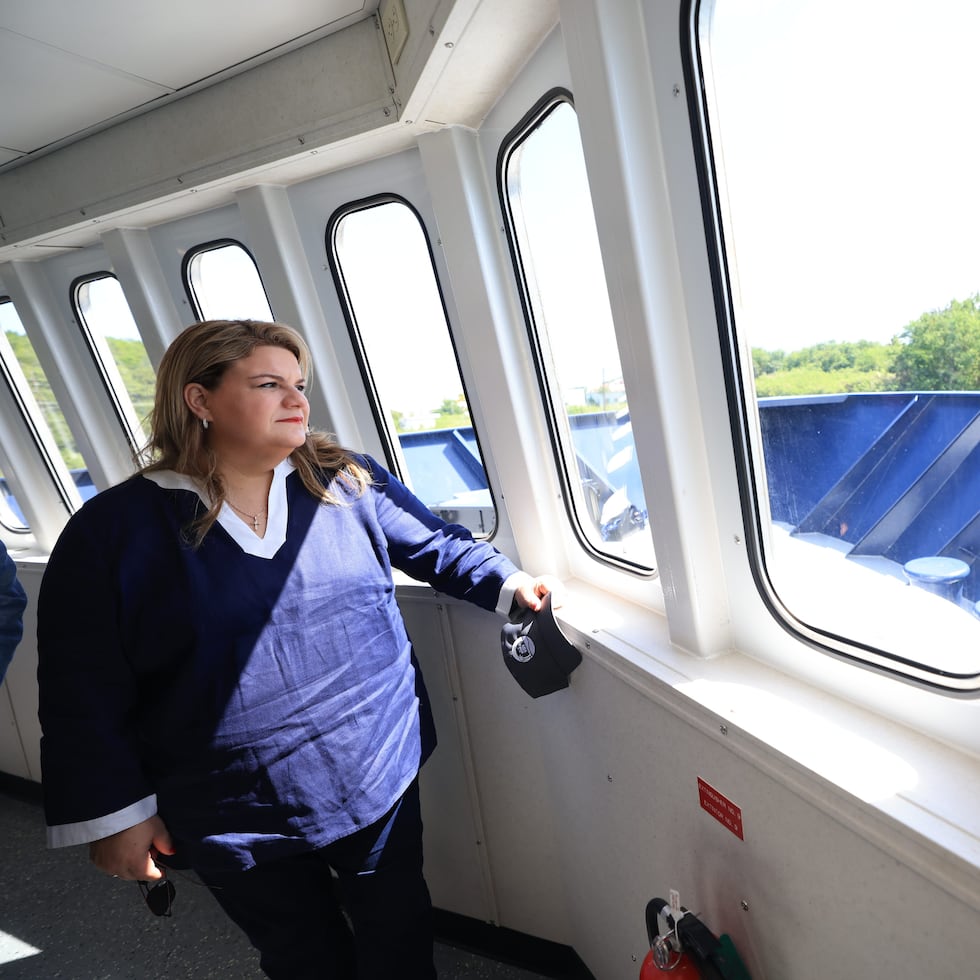 González hizo un recorrido con periodistas y jefes de agencia en el terminal de lanchas de Ceiba, y luego en Vieques, a donde se transportó en una de las lanchas.
