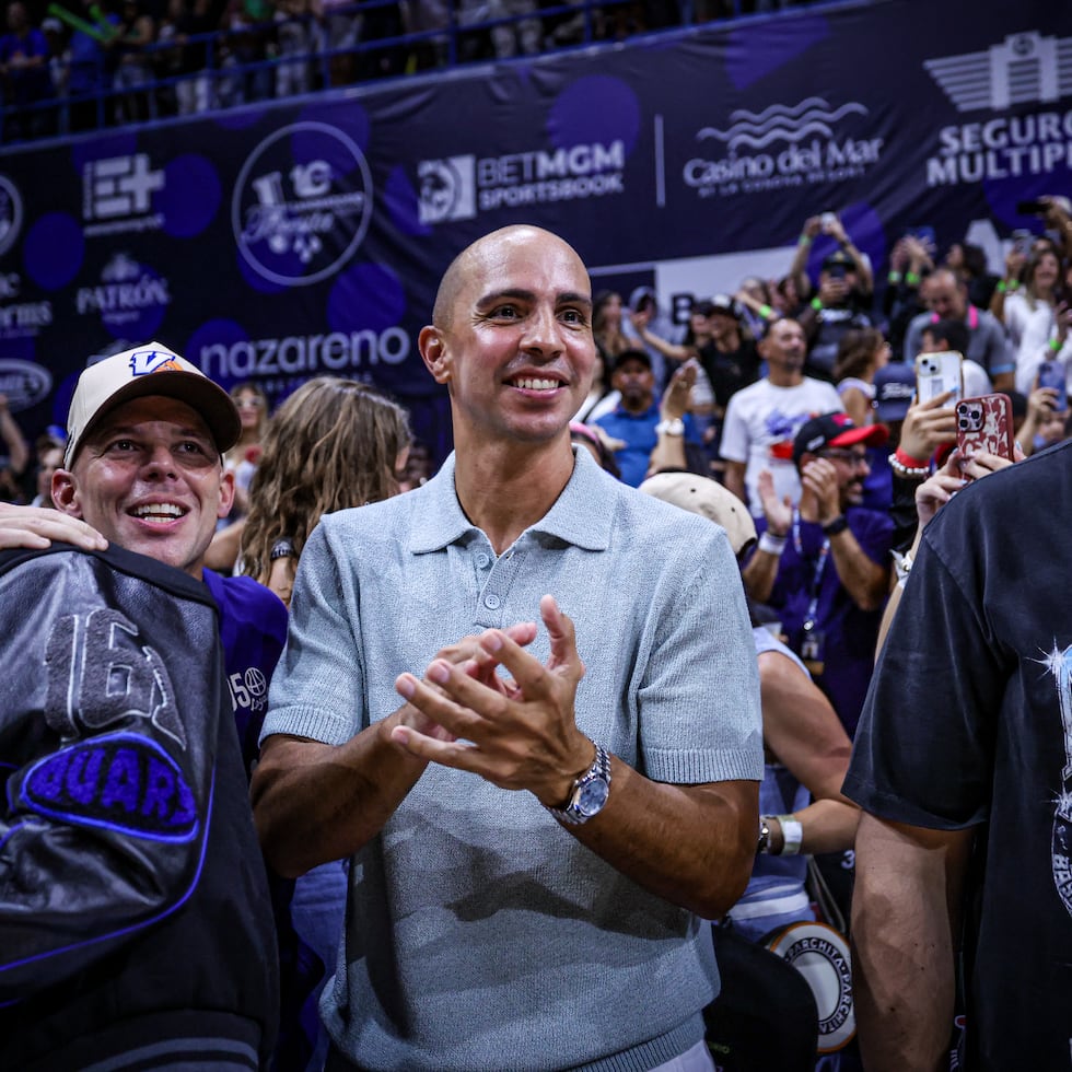 Carlos Arroyo, coapoderado de los Vaqueros de Bayamón, en el séptimo juego de la final de la Conferencia A del BSN. A la izquierda, el otro coapoderado de los Vaqueros, Eric Duars.
