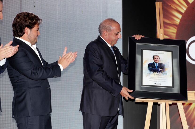 El presidente de la junta directiva de HonduFuturo Camilo Atala (c), participa durante un acto este miércoles, en Tegucigalpa (Honduras). EFE/ Gustavo Amador