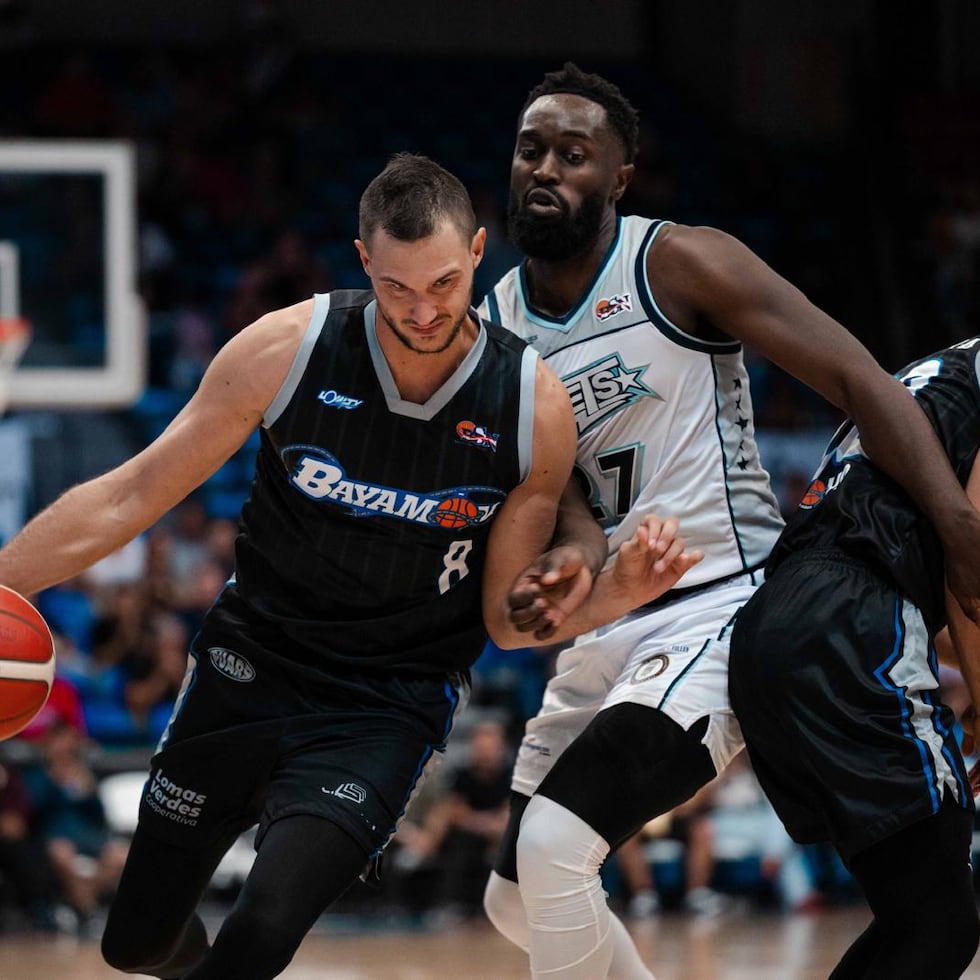 Theo Pinson (centro) es uno de los importados de los Mets de Guaynabo.