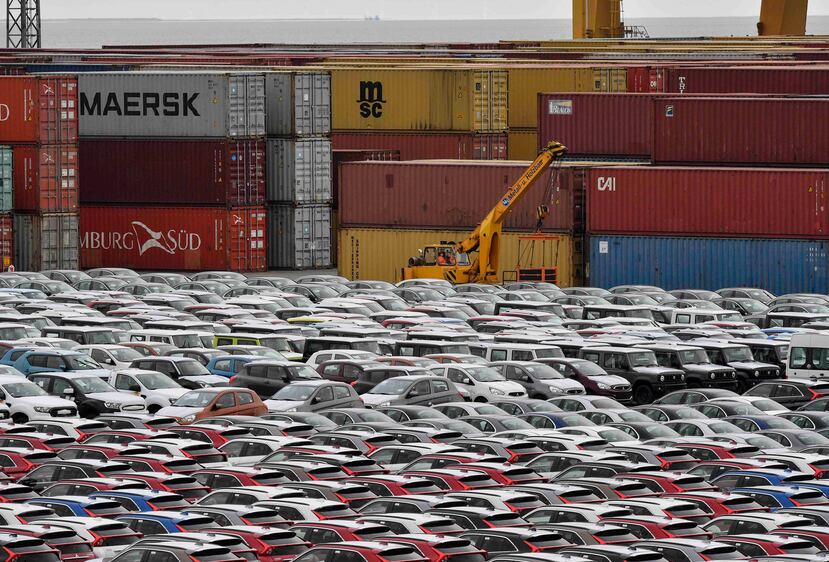 La Comisión Europea calcula que un arancel del 25 por ciento sobre la importación de vehículos añadiría unos $11,200 dólares al precio de los carros europeos en Estados Unidos. (AP)