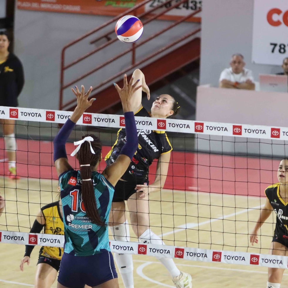 Adriana Rodríguez, de las Pinkin, aquí atacando, hizo 11 puntos ante Caguas, productos de siete ataques y cuatro bloqueos.