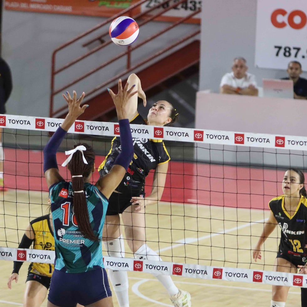 Adriana Rodríguez, de las Pinkin, ataca contra Alba Hernández, de las Criollas, en el partido del domingo del Voleibol Superior.
