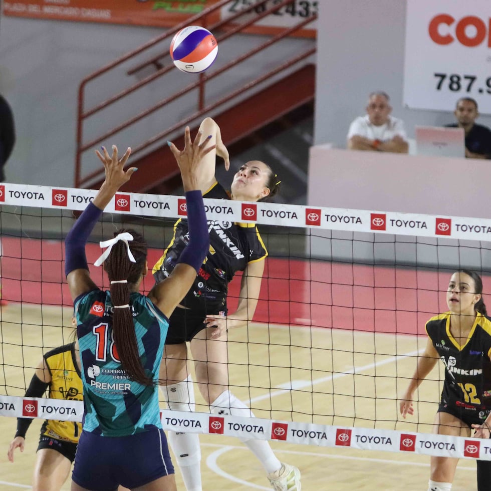 Adriana Rodríguez, de las Pinkin, ataca contra Alba Hernández, de las Criollas, en el partido del domingo del Voleibol Superior Femenino.
