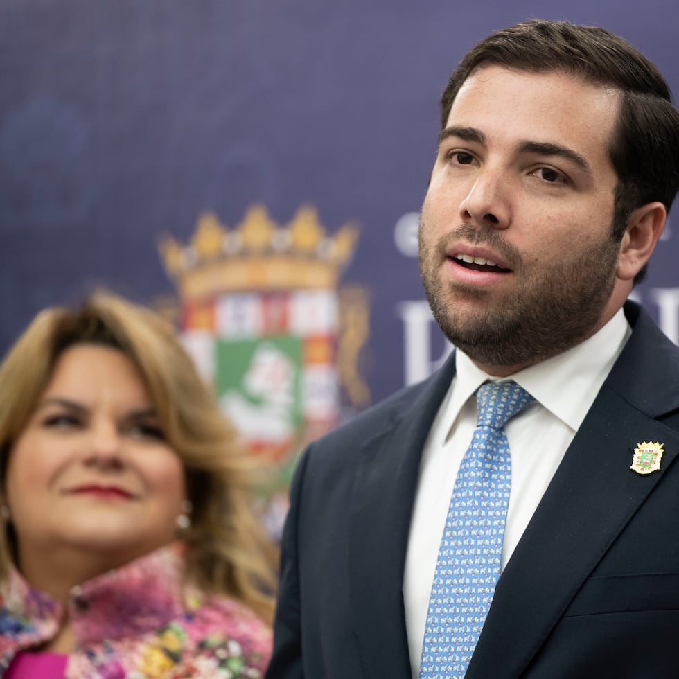Sobre estas líneas, el exsecretario del DDEC Sebastián Negrón Reichard junto a la gobernadora Jenniffer González, en una foto de archivo.