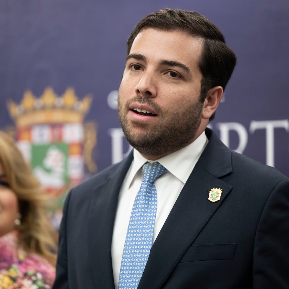 Sebastián Negrón Reichard renunció a la secretaría del Departamento de Desarrollo Económico y Comercio, no sin antes denunciar alegadas intervenciones indebidas y presiones desde La Fortaleza para revertir sus decisiones.