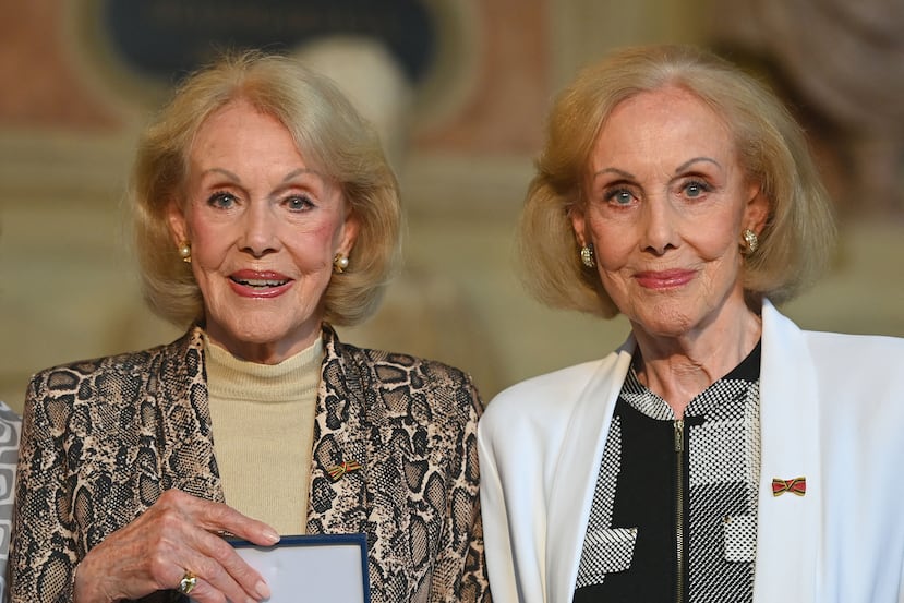 Alice y Ellen Kessler reciben premio en Munich.