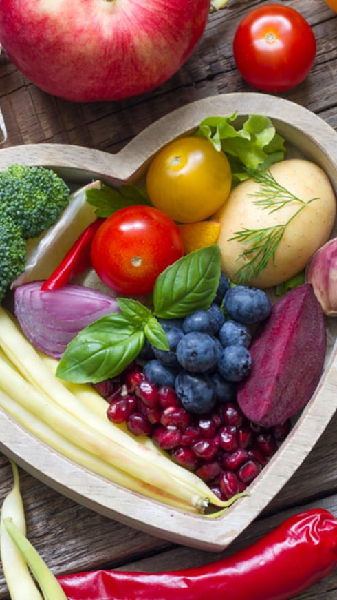1. Alimentos con fibra: La fibra es beneficiosa para la digestión y para disminuir el colesterol, al mismo tiempo regula el peso corporal. Esto previene las venas varicosas, que se caracterizan por estar hinchadas y adoptan un color rojo o azul por la acumulación de la sangre. Otro factor de riesgo son los coágulos, que pueden taparlas y provocar problemas de salud mayores.