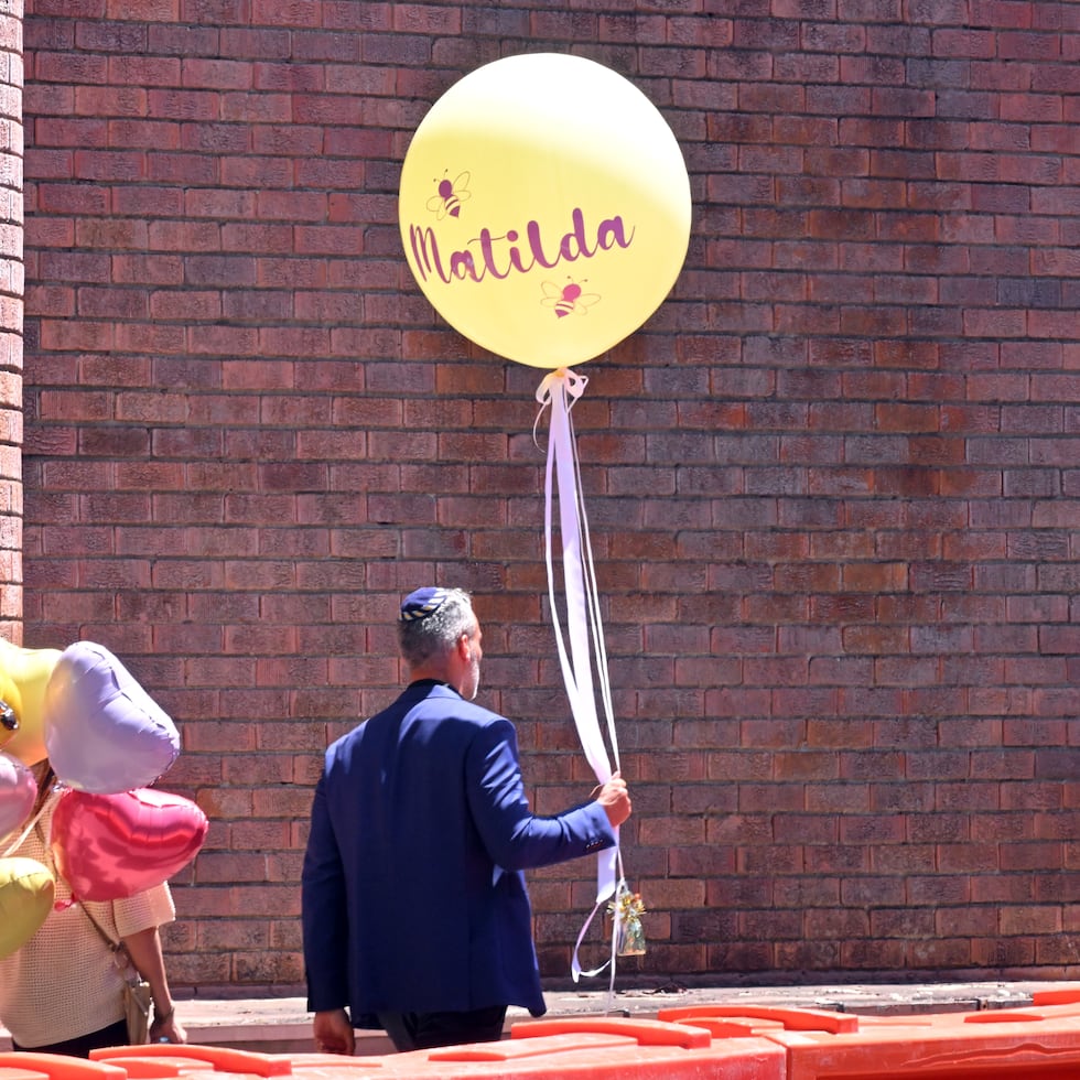 Alex Ryvchin, codirector ejecutivo del Consejo Ejecutivo del Judaísmo Australiano, sostiene un globo que dice "Matilda".