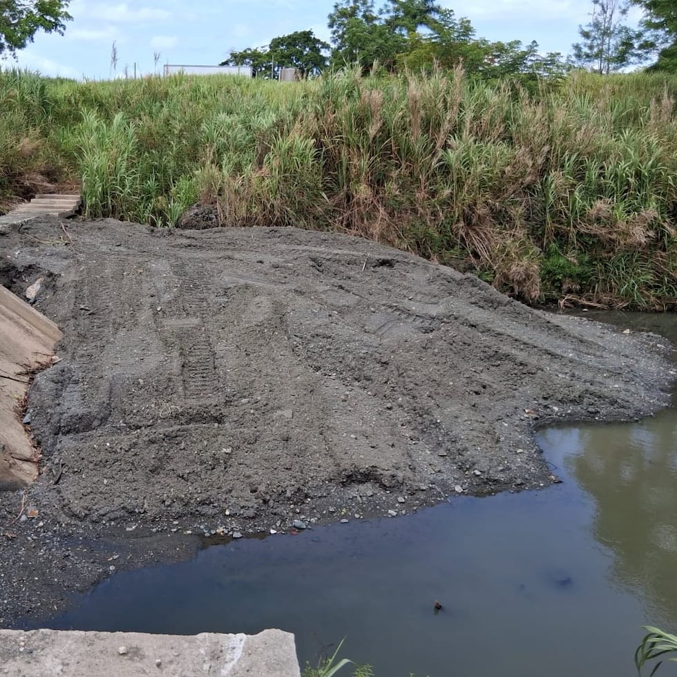 Sedimento dejado después de trabajos de dragado que afectó el servicio de agua a Loíza durante el fin. de semana.
