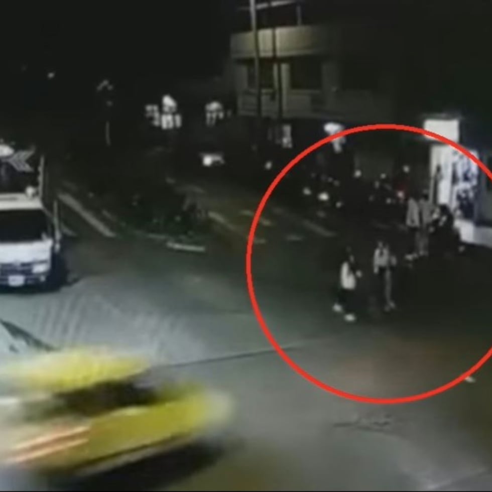 El taxi realizó una maniobra imprudente y terminó arrollando a varias personas que cruzaban la calle.