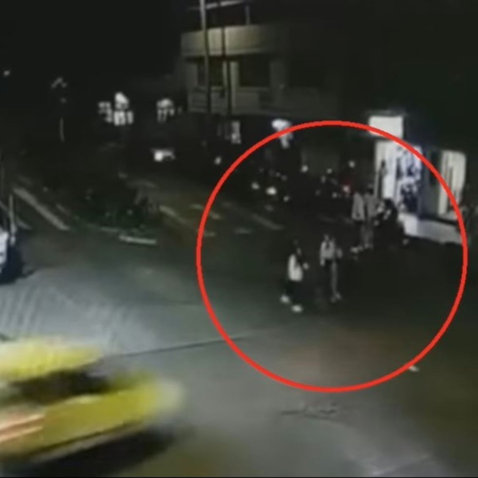 El taxi realizó una maniobra imprudente y terminó arrollando a varias personas que cruzaban la calle.