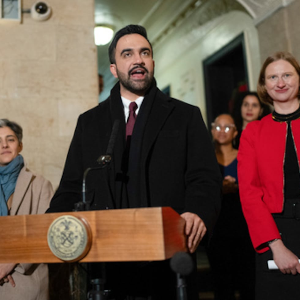 El debate se produce después de que Mamdani aceptara el mes pasado la dimisión de otra funcionaria, Catherine Almonte Da Costa, después de que la Liga Antidifamación compartiera publicaciones en las redes sociales que había hecho hace más de una década en las que aparecían mensajes antisemitas.