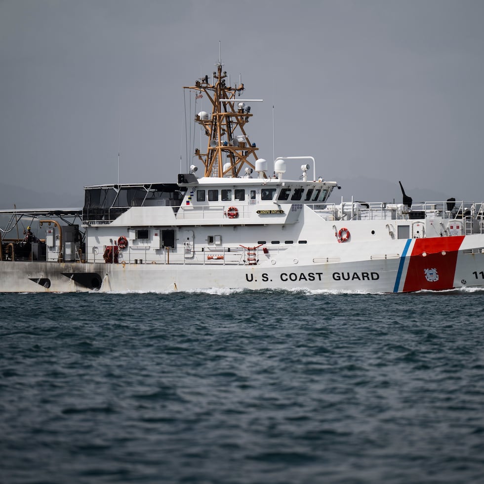 El joven de 21 años fue rescatado por la Guardia Costera.