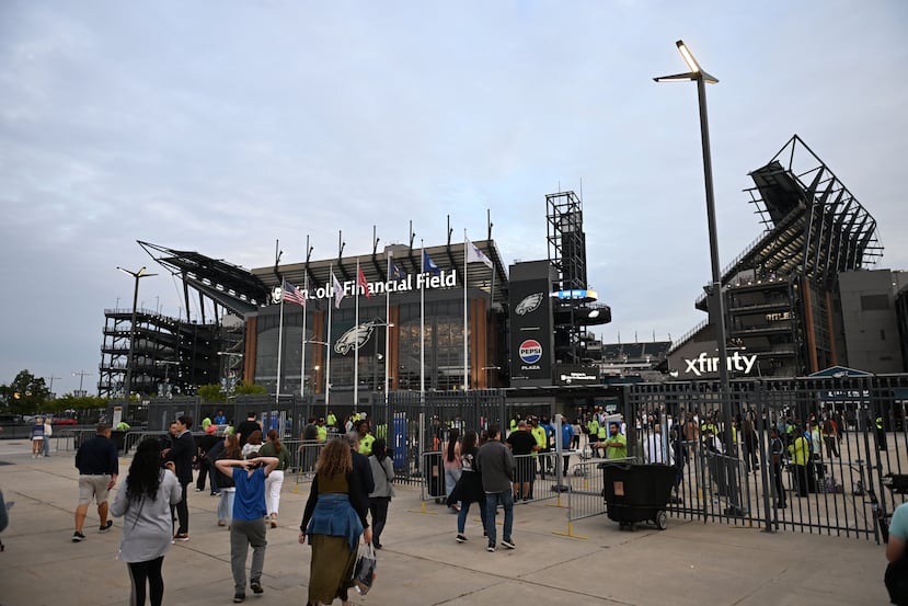 Los asistentes llegan al Lincoln Financial Field antes de un concierto de Ed Sheeran en Filadelfia, el sábado 19 de septiembre de 2026. (Foto AP/Allie Ippolito)