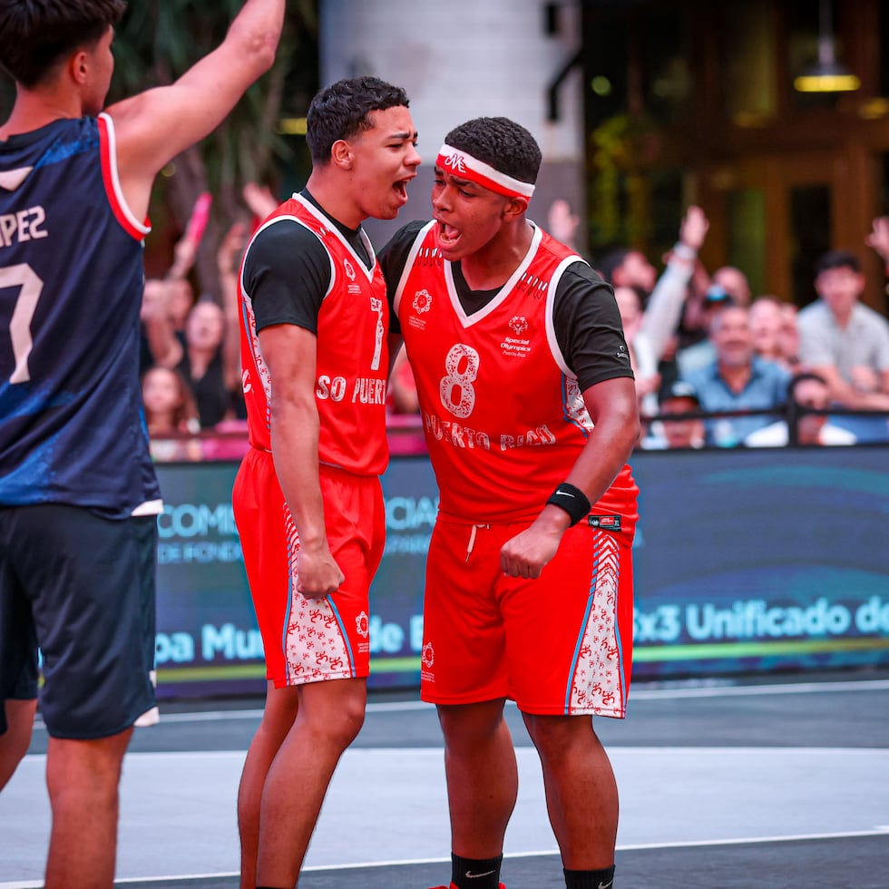 Puerto Rico celebra su victoria ante Paraguay en la I Copa Mundial Unificada de Baloncesto 3x3 Special Olympics.