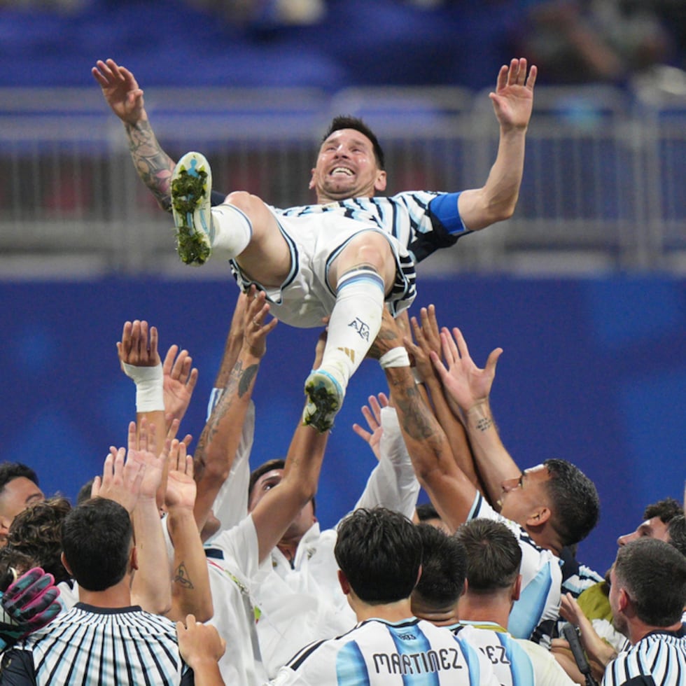 Jugadores de Argentina celebran con Lionel Messi tras una dramática victoria sobre Egipto en la Copa del Mundo 2026.