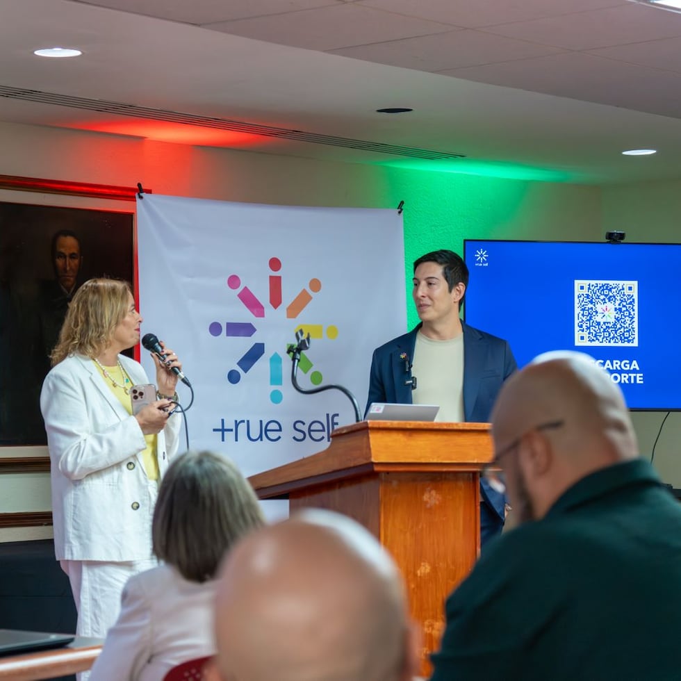 A la derecha, el doctor Miguel Vázquez Rivera, fundador y director ejecutivo de True Self Foundation.