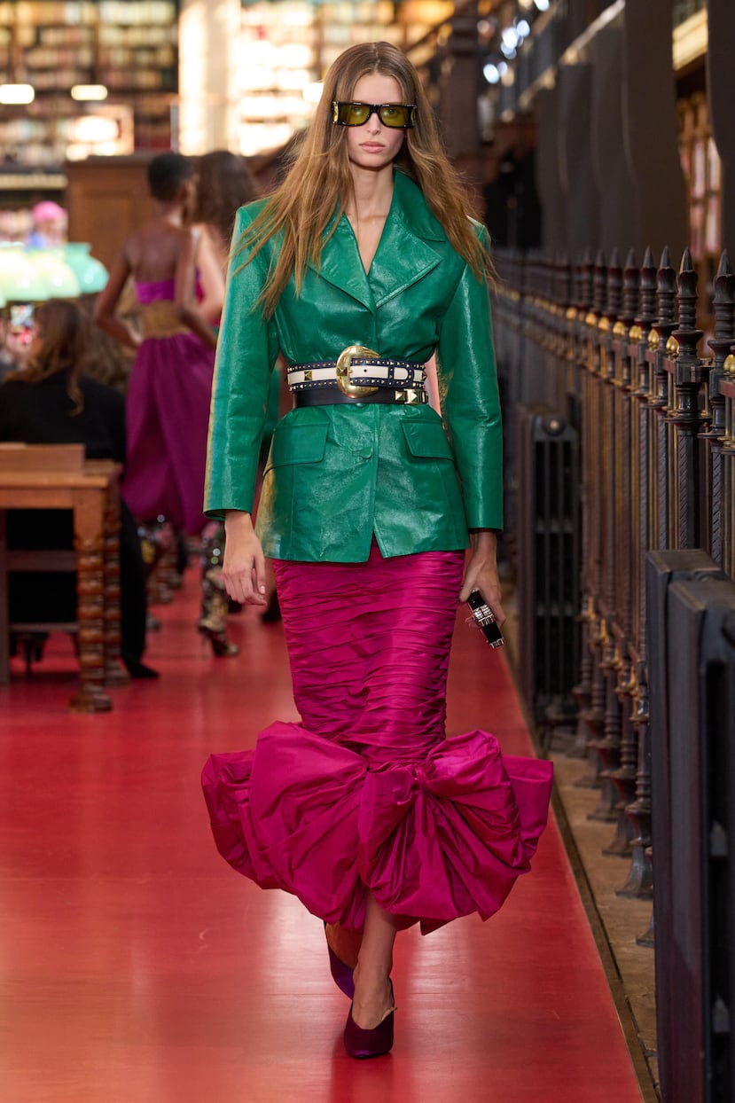 La colección "Antibiblioteca" de Alessandro Michele para Valentino, primavera-verano 2027, presentada durante la Semana de la Moda en París.