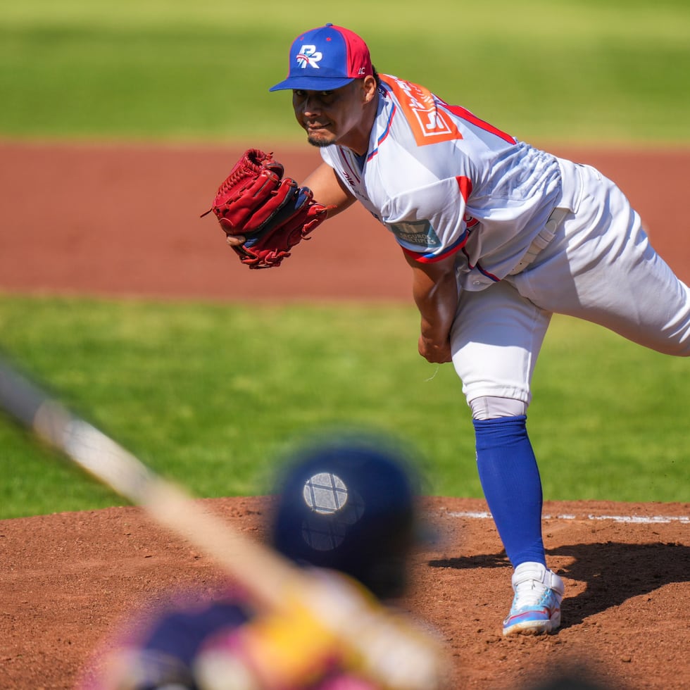 Luis Leroy Cruz pitches during the 2025 Caribbean Series.