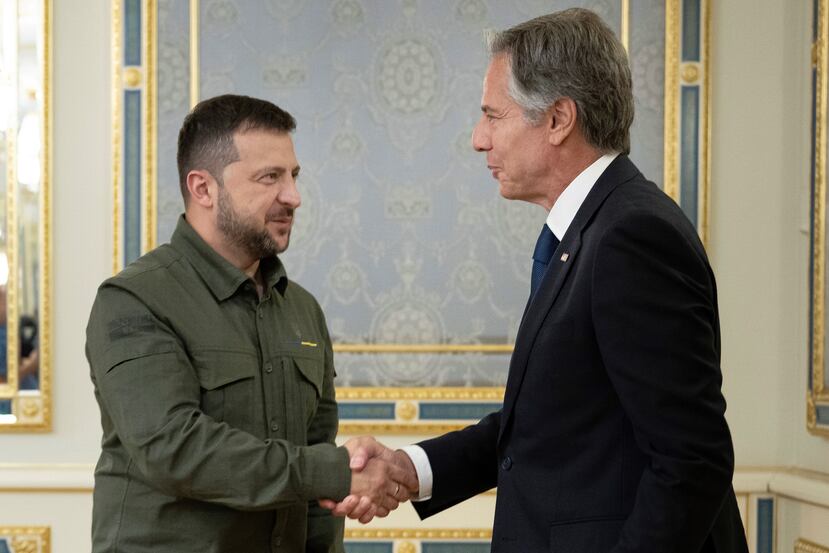 El presidente ucraniano Volodymyr Zelenskyy saluda al secretario de Estado estadounidense Antony Blinken el pasado miércoles, 6 de septiembre antes de una reunión.