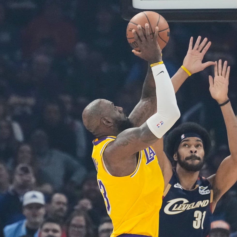 LeBron James tira al canasto contra el centro Jarrett Allen (31) en el partido entre los Lakers y los Cavaliers.