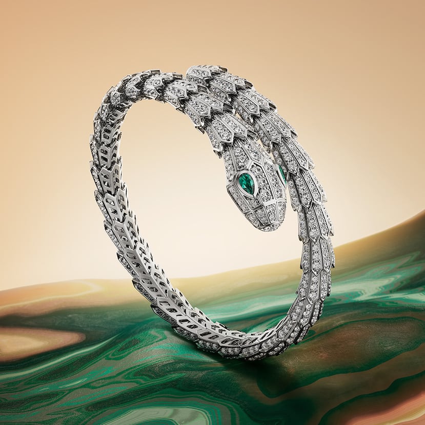 El brazalete de oro blanco ofrece nuevas posibilidades para combinar piezas de la colección Serpenti u otras de la marca.