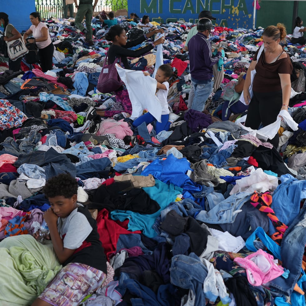 Personas eligen ropa donada para los damnificados por los terremotos en un complejo deportivo en La Guaira, Venezuela.