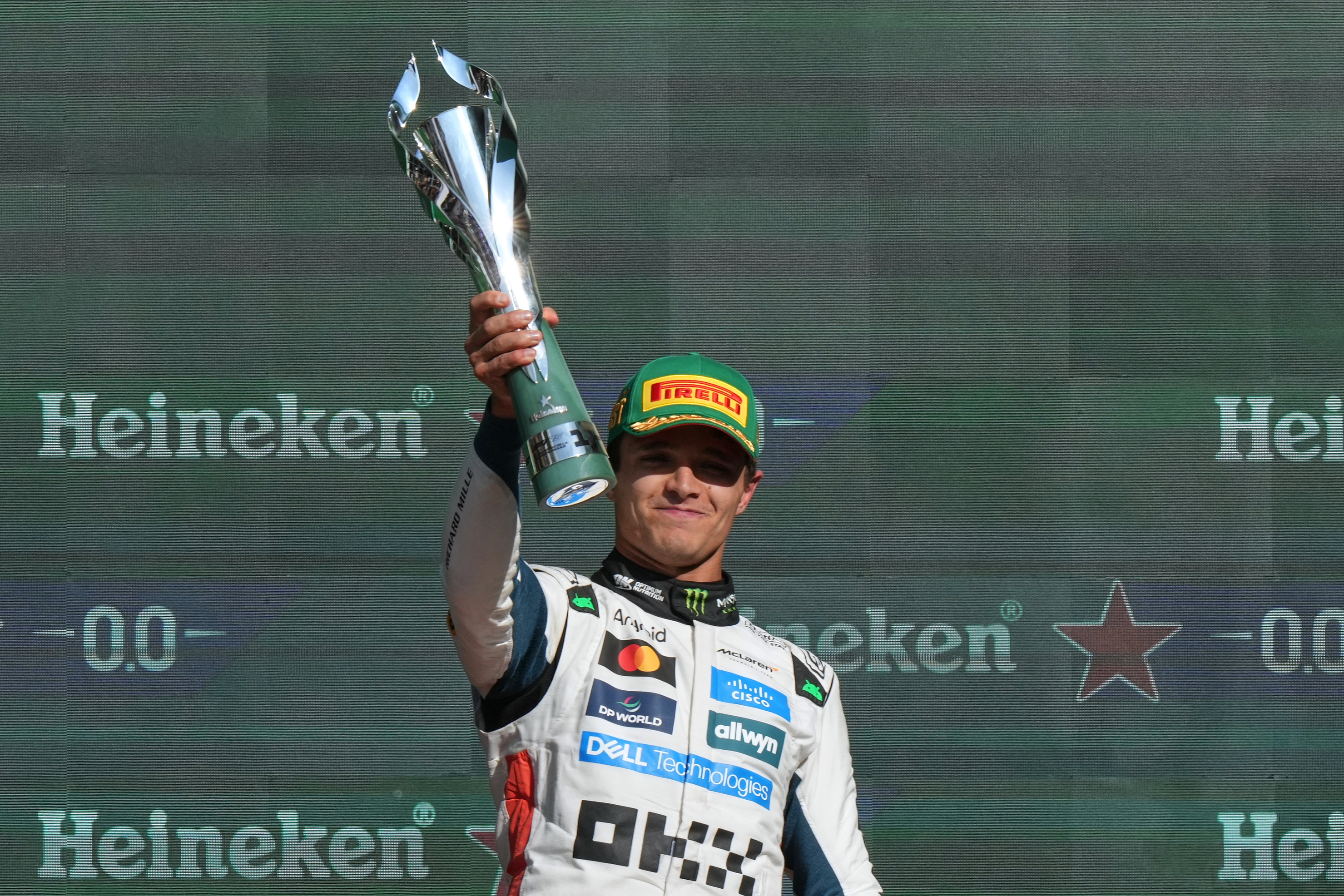 Lando Norris, piloto británico de McLaren, celebra después de conseguir la victoria en el Gran Premio de México de Fórmula Uno.