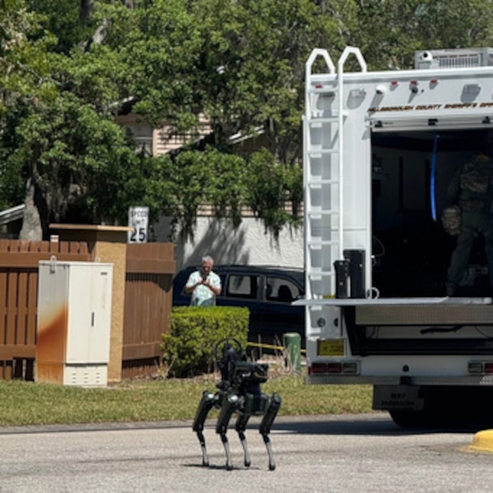 La Policía del Condado Hillsborough responde a un incidente en un vecindario cercano al campus de la Universidad del Sur de Florida, el viernes 24 de abril de 2026 en Tampa, Florida. (Policía del Condado de Hillsborough vía AP)