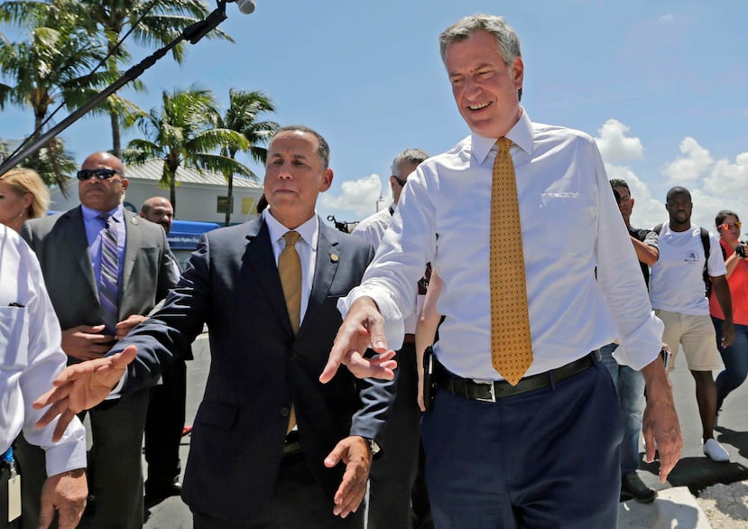 El alcalde de la ciudad de Nueva York, Bill de Blasio y su colega de Miami Beach, Philip Levine, conversan durante un recorrido que hicieron por la ciudad. (AP)