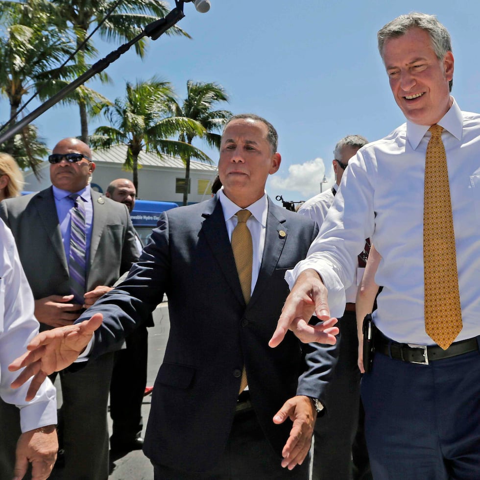 El exalcalde de Miami Beach, Philip Levine (izq.) está señalado por una asistenta del fenecido magnate y convicto sexual, Jeffrey Epstein, de agredirla sexualmente.