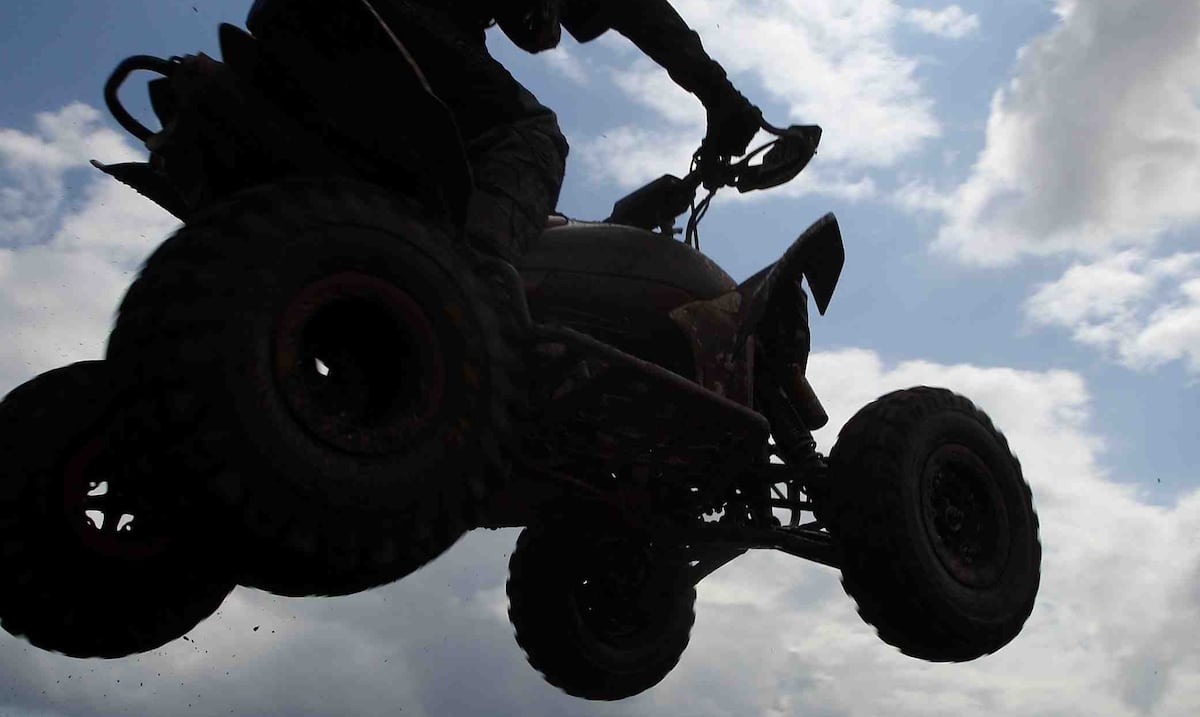 Hombre muere tras caer de un “four track” en Río Grande