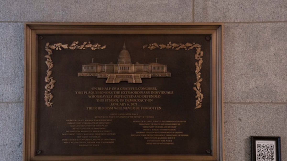 Homenaje a los policías que protegieron el Capitolio federal: exhiben la placa del 6 de enero de 2021